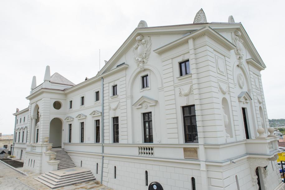 Clădirea din cadrul complexului mitropolitan în care se află Sala „Dr. Iustin Moisescu“ a Centrului eparhial Iaşi 