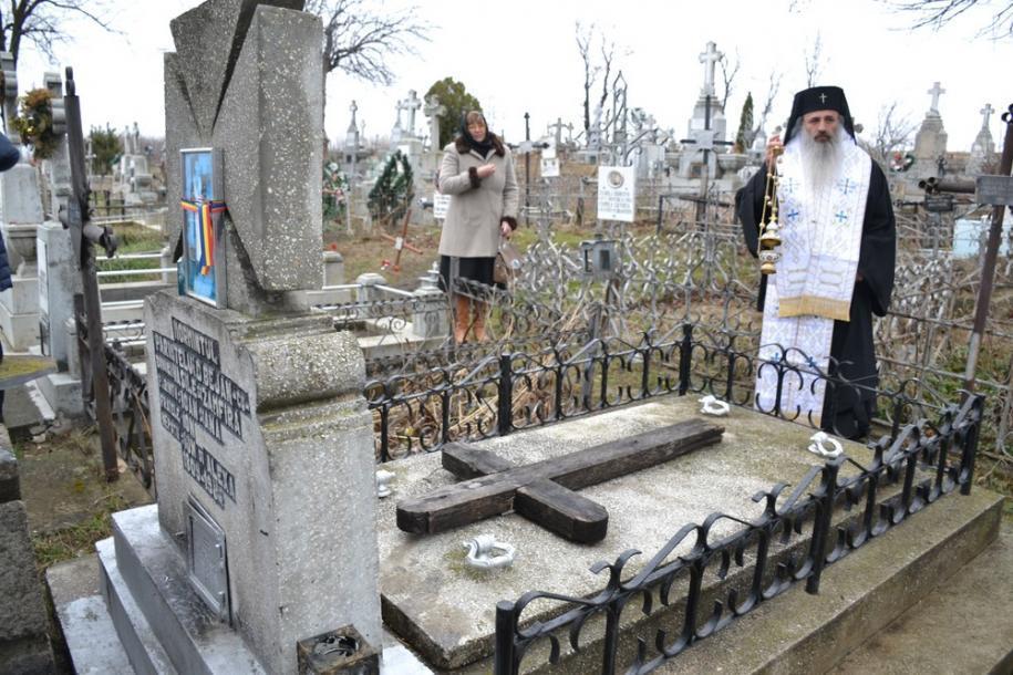Vizita Înaltpreasfințitului Părinte Teofan s-a încheiat la mormântul Părintelui Dimitrie Bejan, unde a a oficiat slujba Parastasului/ Foto: Lucian Ducan