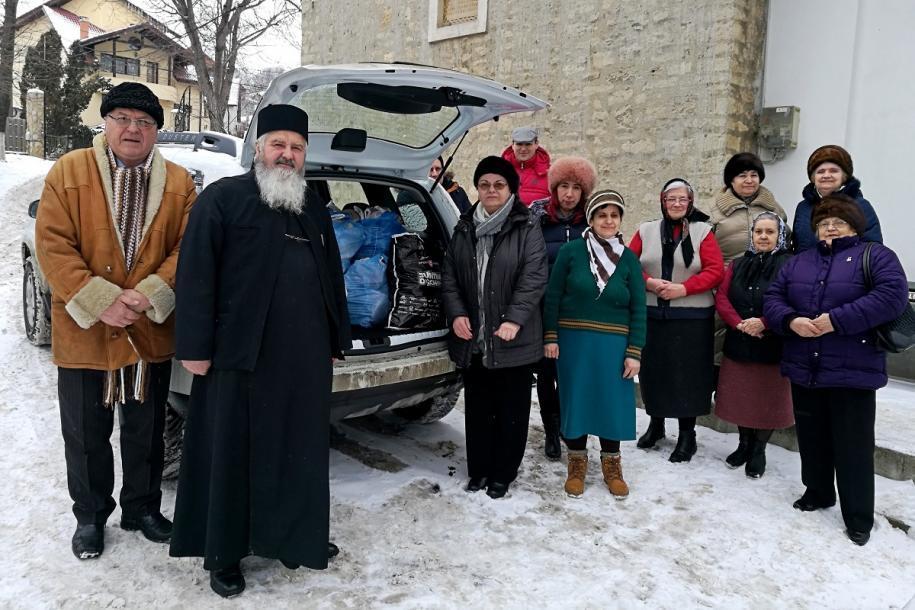 Părintele Mihai Mărgineanu alături de credincioşii implicaţi în acţiunea filantropică de sâmbătă, 3 martie (Foto: Constantin Ciofu)