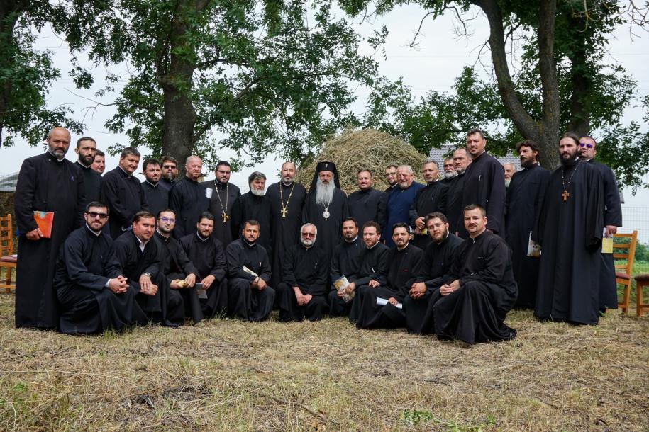 IPS Mitropolit Teofan, alături de preoții din Protopopiatul Darabani/ Foto: Marius Chițac IPS Mitropolit Teofan, alături de preoții din Protopopiatul Darabani/ Foto: Marius Chițac