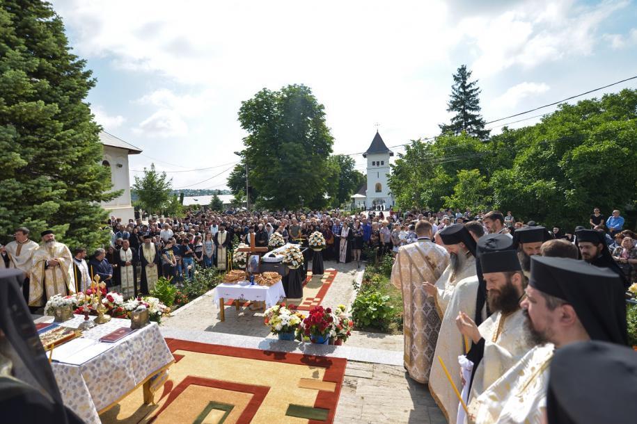 Slujba înmormântării Părintelui Mina Dobzeu/ Foto: Constantin Comici