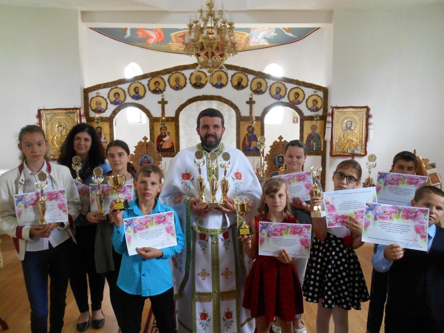 Elevii cu rezultate bune în anul școlar 2017-2018 au fost premiați de părintele paroh Vasile-Viorel Florea Elevii cu rezultate bune în anul școlar 2017-2018 au fost premiați de părintele paroh Vasile-Viorel Florea