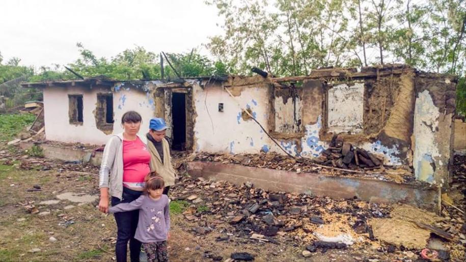 Locuința familiei Apăvăloaie după incendiu Locuința familiei Apăvăloaie după incendiu