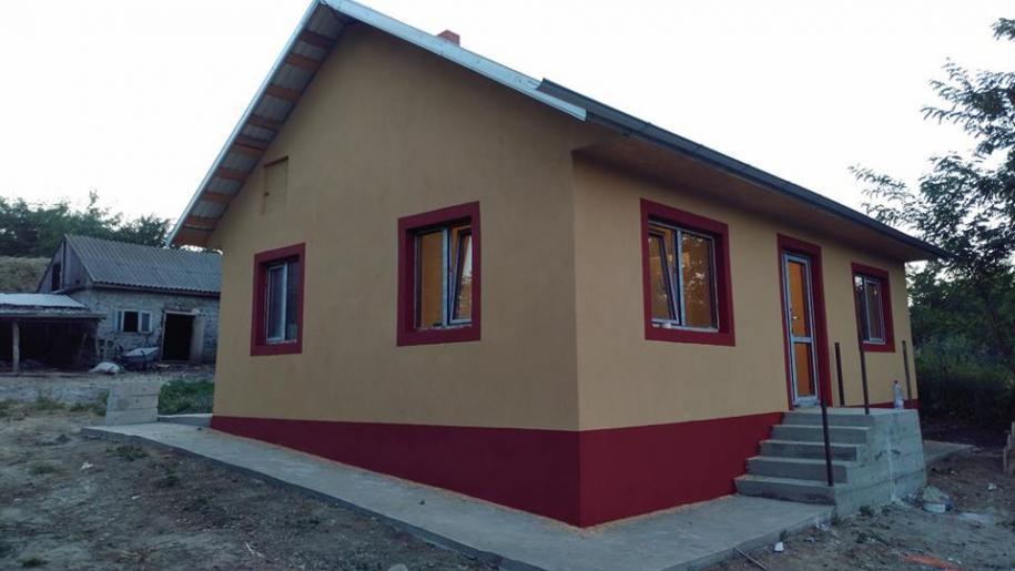 Noua locuință a familiei Apăvăloaie, ridicată cu ajutorul preotului Ioan Pădurariu și a enoriașilor Noua locuință a familiei Apăvăloaie, ridicată cu ajutorul preotului Ioan Pădurariu și a enoriașilor