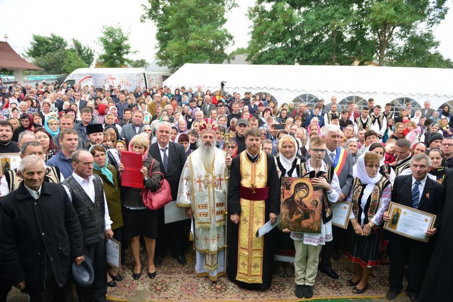 IPS Mitropolit Teofan, în mijlocul comunității din Bătrânești, Botoșani/ Foto: Lucian Ducan