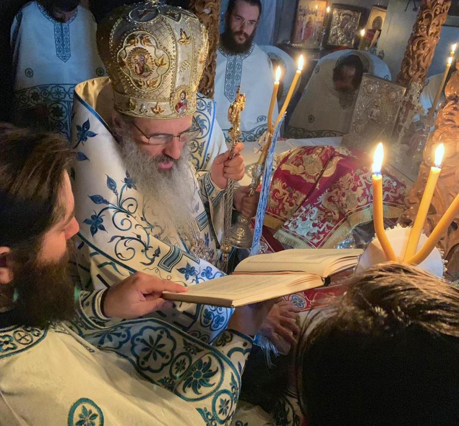 IPS Mitropolit Teofan l-a hirotonit întru preot pe ierodiaconul Paisie, viețuitor al Schitului Lacu, la Chilia „Buna Vestire”/ Foto credit: Basilica.ro