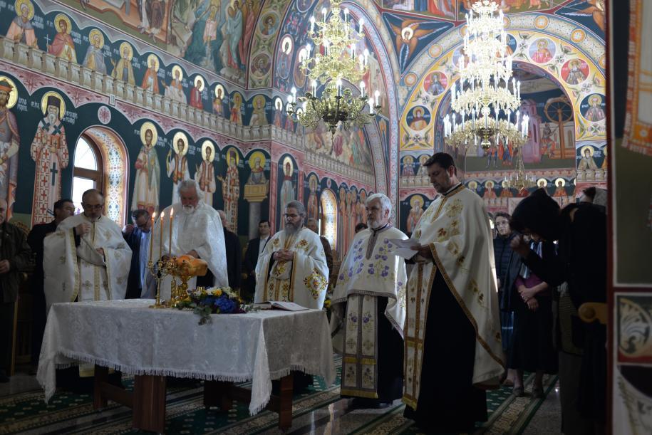 La Pașcani, pregătirile pentru resfințirea Bisericii "Sfântul Gheorghe" au fost binecuvântate sâmbătă prin Slujba Vecerniei. Din soborul de preoți a făcut parte și arhim. Clement Haralam, Eclesiarhul Catedralei Patriarhale.