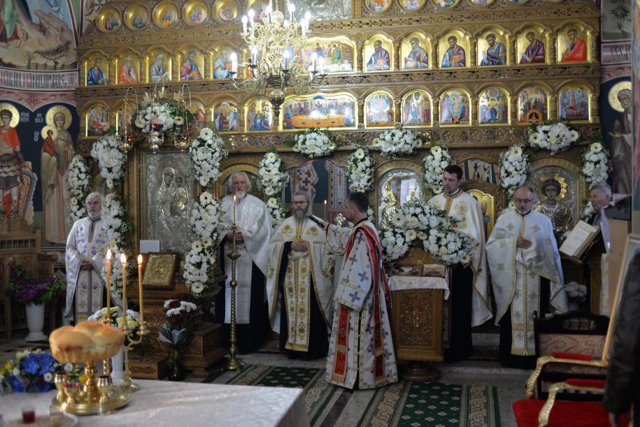 La Pașcani, pregătirile pentru resfințirea Bisericii "Sfântul Gheorghe" au fost binecuvântate sâmbătă prin Slujba Vecerniei. Din soborul de preoți a făcut parte și arhim. Clement Haralam, Eclesiarhul Catedralei Patriarhale.