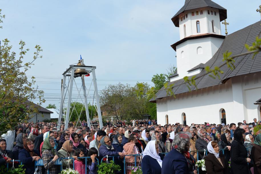 Pe o vreme frumoasă, într-o atmosferă de mare sărbătoare, credinciosii au asitat la slujba Sfintei Liturghii oficiată pe un podium amenajat în preajma locaşului de cult (Foto: Lucian Apopei)