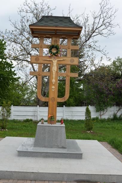 Troiţă amplasată în curtea ansamblului parohial (Foto: Lucian Apopei)
