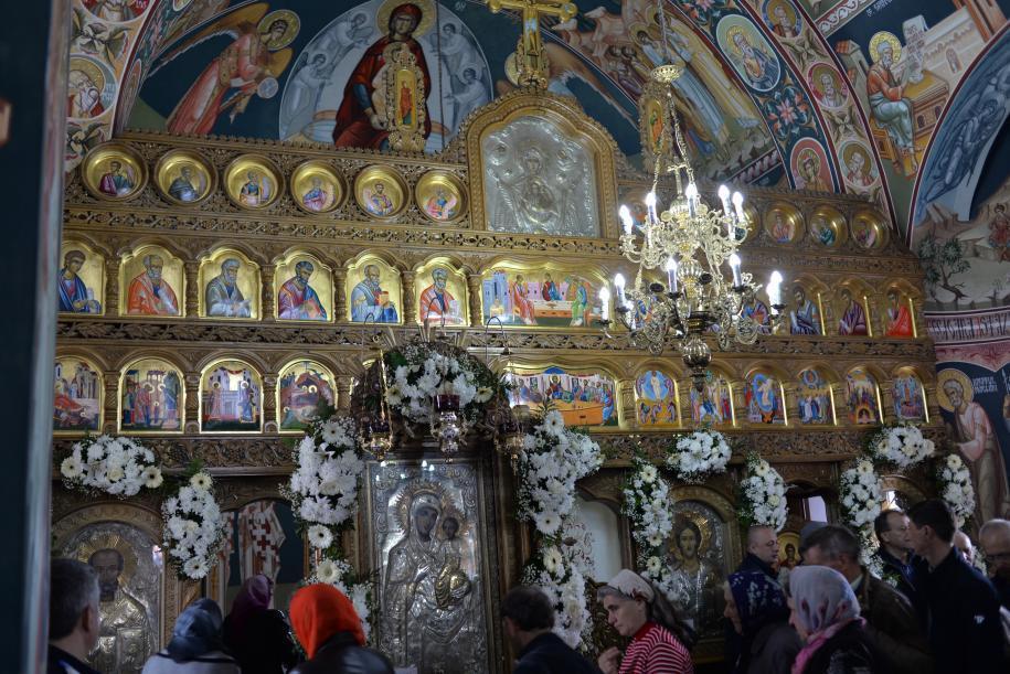 Refacerea catapetesmei a constat în pictarea icoanelor de către pictorul iconar Cristi Covrig (Foto: Apopei Lucian)