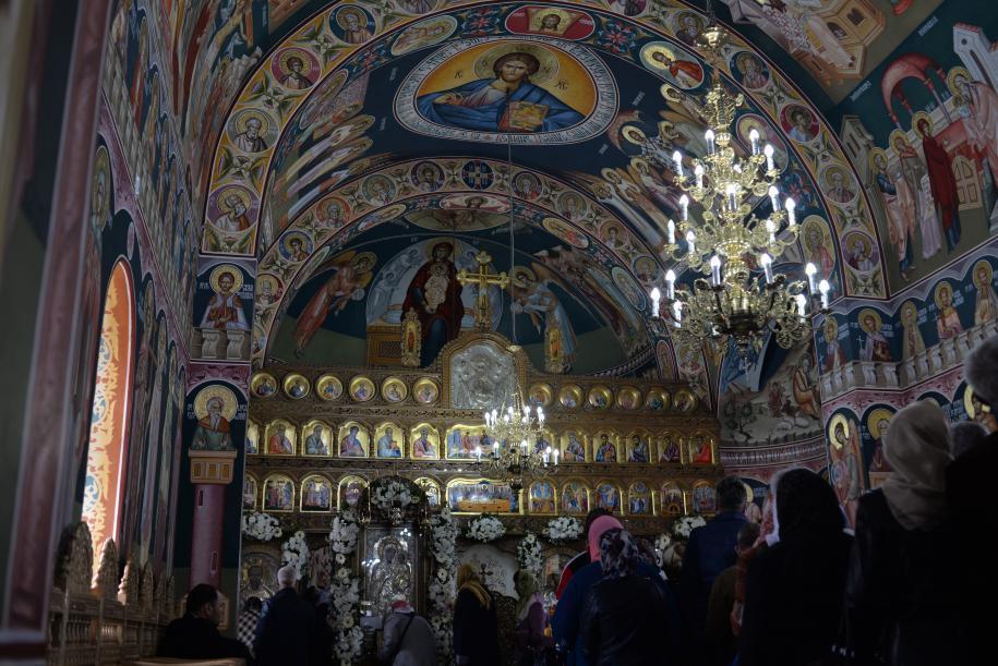 Conform tradiţiei, credinciosii au avut posibilitatea de a se ruga cu evlavie în Sfântul Altar proaspăt târnosit (Foto: Lucian Apopei)