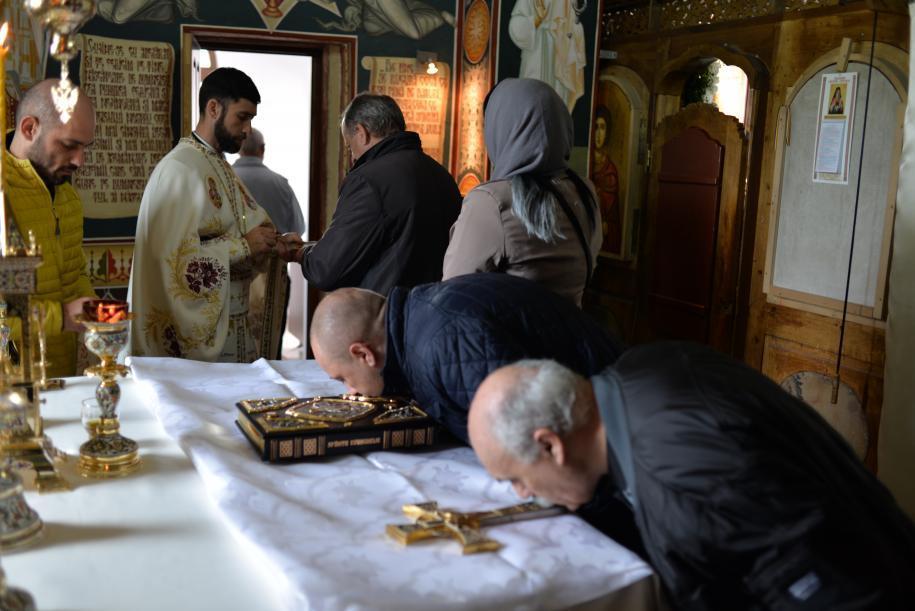Conform tradiţiei, credinciosii au avut posibilitatea de a se ruga cu evlavie în Sfântul Altar proaspăt târnosit (Foto: Lucian Apopei)