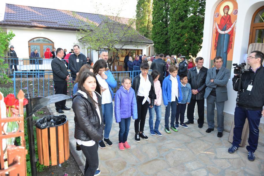 O parte dintre copiii beneficiari ai Asociaţiei „Lumină şi dar“