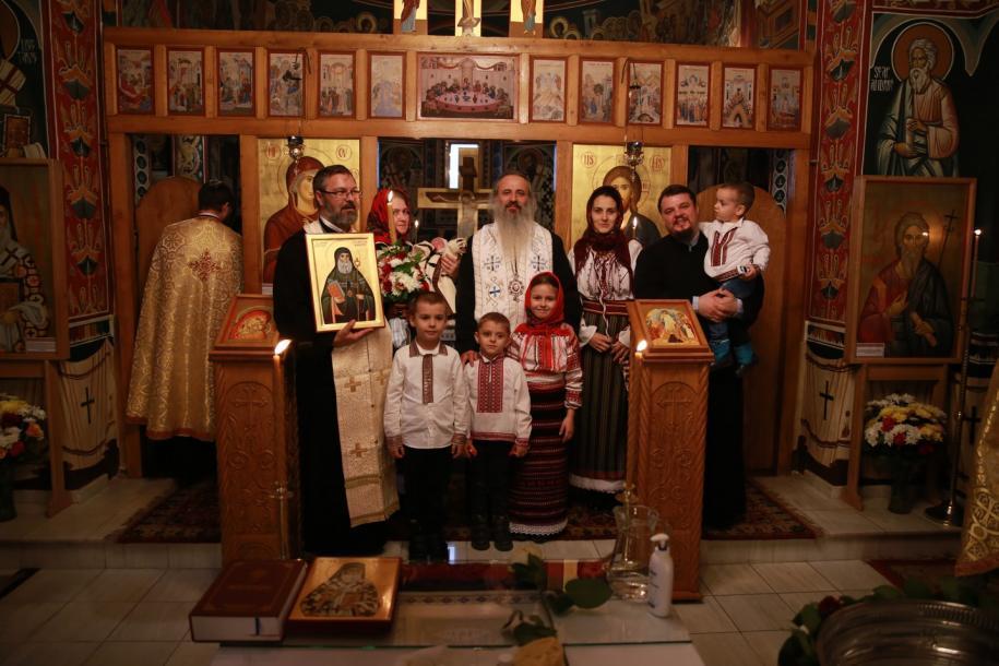 IPS Mitropolit Teofan, alături de familia preotului Constantin George Bolohan/ Fotografii: Adrian Sârbu
