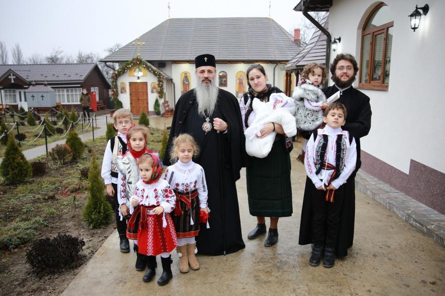 IPS Mitropolit Teofan, alături de familia preotului Paul Andrei Smeu/ Fotografii: Flavius Popa