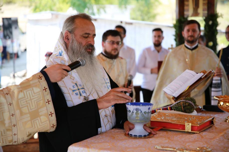 Mitropolitul Moldovei și Bucovinei a binecuvântat altarul de vară al Parohiei Vorovești / foto: Flavius Popa