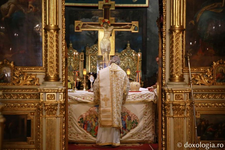 Părintele Mitropolit Teofan a slujit la Iași prima Sfântă Liturghie din noul an / foto: Flavius Popa