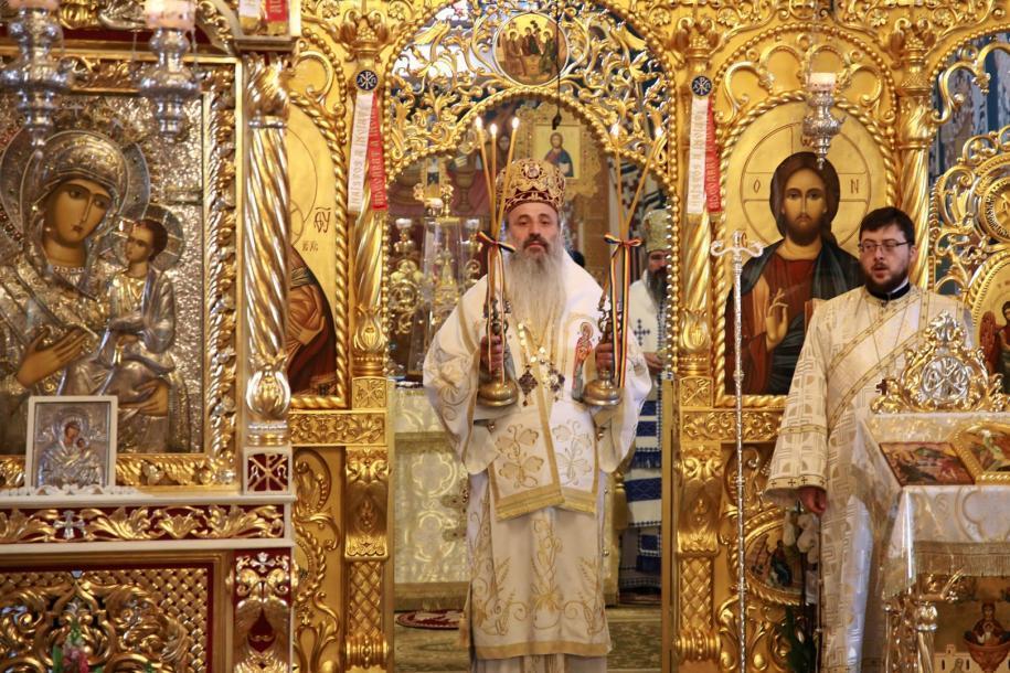 IPS Mitropolit Teofan, slujind Sfânta Liturghie la întâlnirea cu preoții botoșăneni/ Foto: Flavius Popa