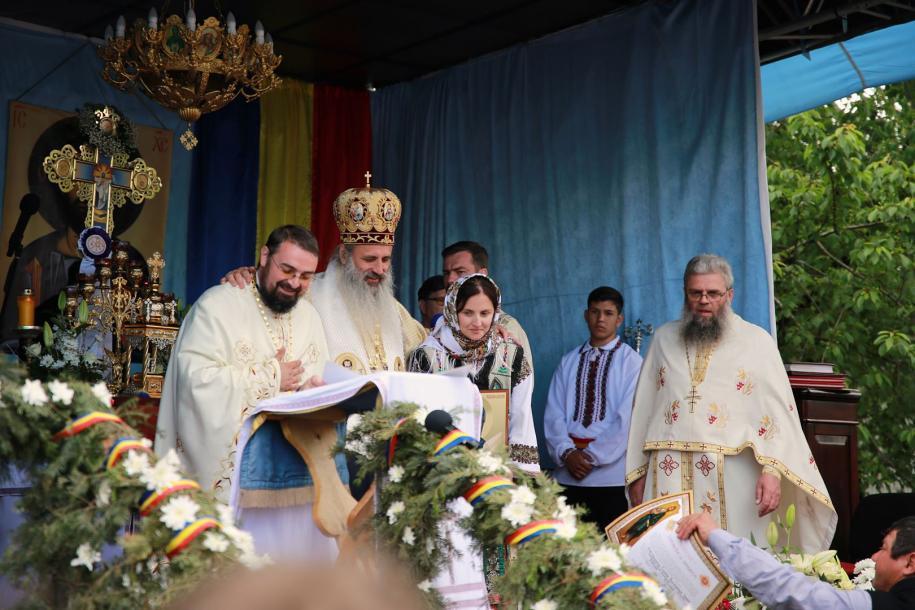IPS Mitropolit Teofan, alături de pr. paroh Andrei Costin și de doamna preoteasă Alexandra-Ioana/ Foto: Flavius Popa