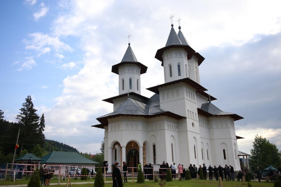 Biserica cu hramurile „Acoperământul Maicii Domnului” şi „Sfântul Mare Mucenic Gheorghe” din satul Cracăul Negru, județul Neamț/ Foto: Flavius Popa