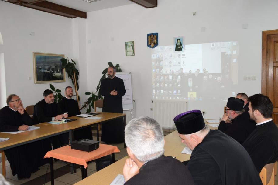 Preoți din protopopiatele Ceahlău și Târgu Neamț, participanți la un training catehetic