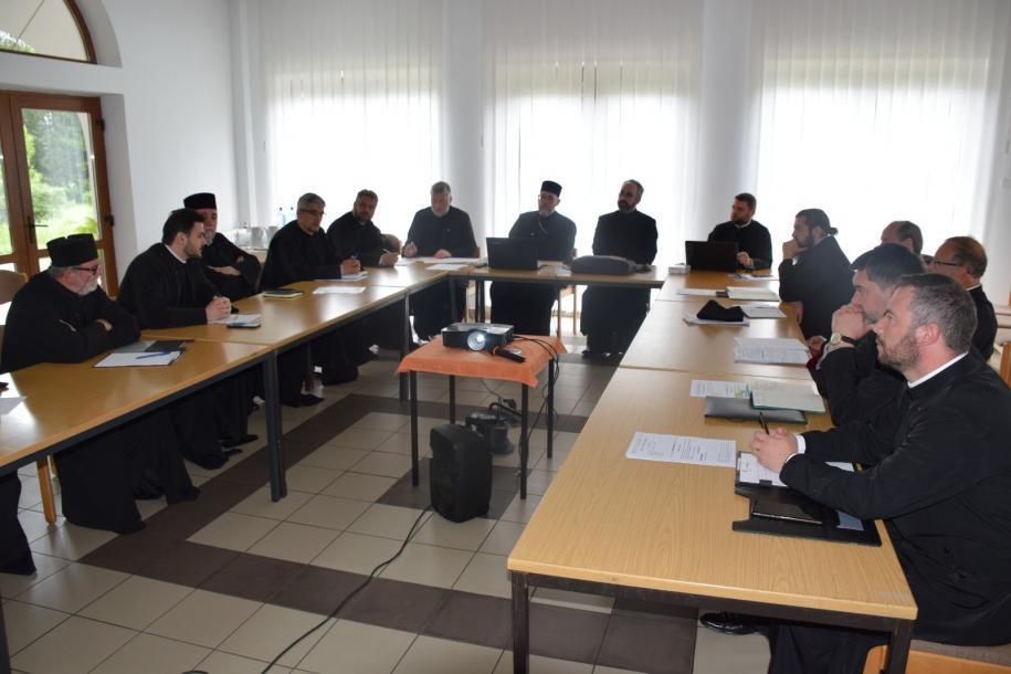 Preoți din protopopiatele Ceahlău și Târgu Neamț, participanți la un training catehetic