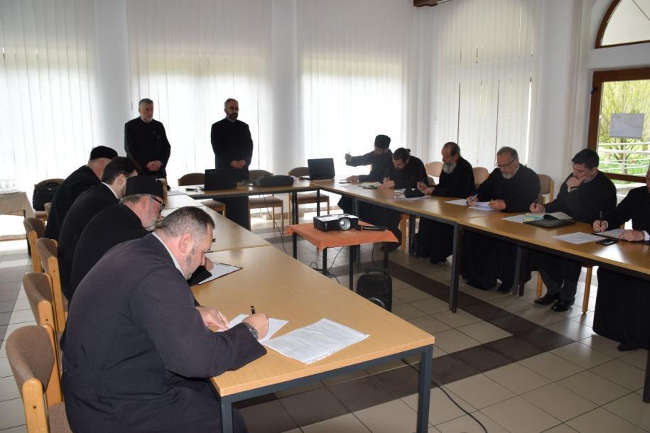 Preoți din protopopiatele Ceahlău și Târgu Neamț, participanți la un training catehetic