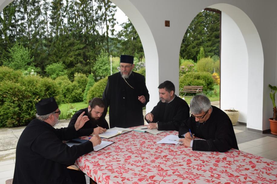 Preoți din protopopiatele Ceahlău și Târgu Neamț, participanți la un training catehetic