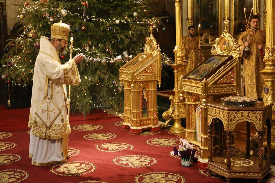PS Părinte Nichifor Botoșăneanul, slujind Sfânta Liturghie în prima zi a anului/ Foto: Flavius Popa