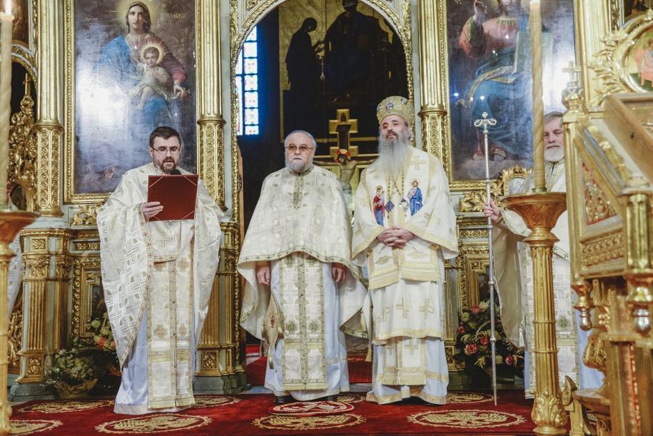 Părintele profesor emerit Gheorghe Popa a primit „Crucea Patriarhală”/ Foto: Tudorel Rusu