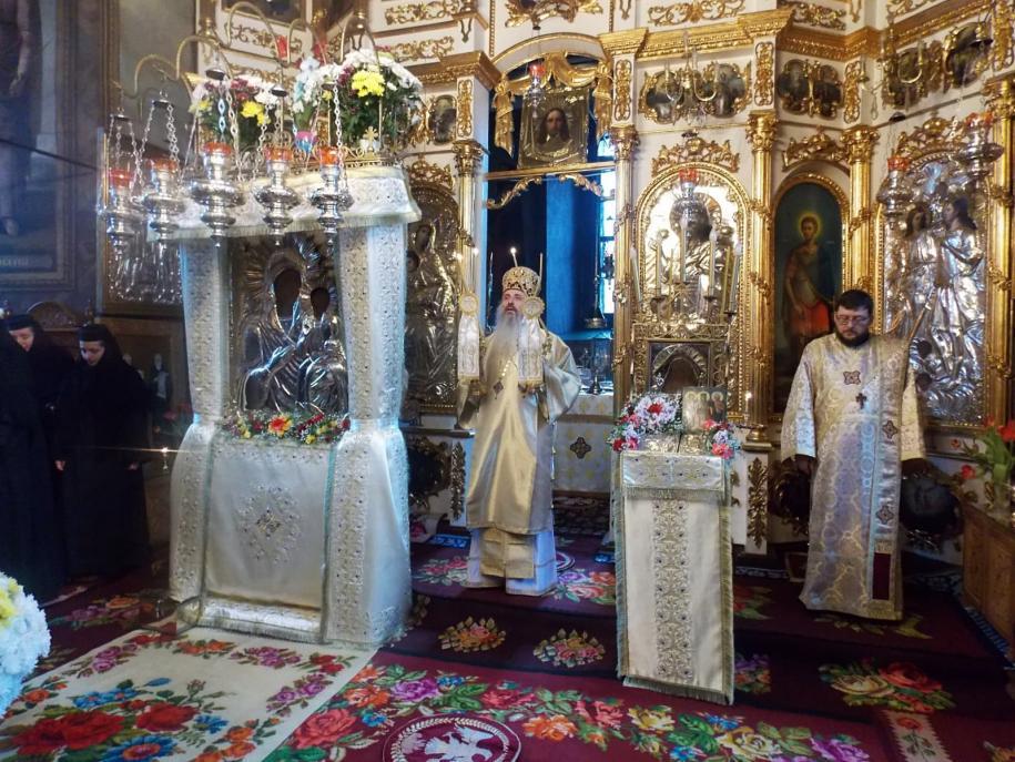 IPS MItropolit Teofan, slujind Sfânta Liturghie în biserica Mănăstirii Agapia