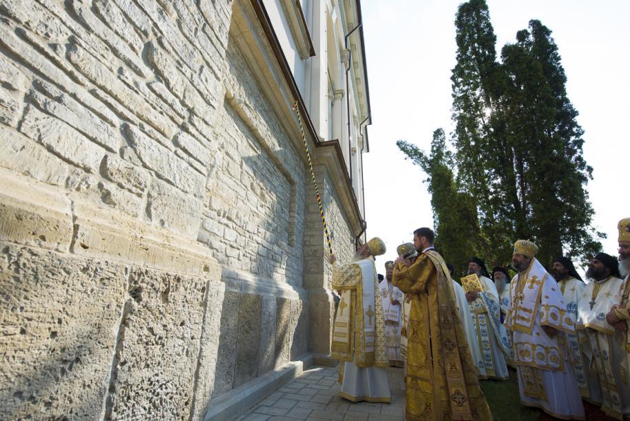 IPS Părinte Mitropolit Teofan, la slujbele de binecuvântare și sfințire ale ansamblului Mănăstirii Frumoasa/ Foto: Tudorel Rusu