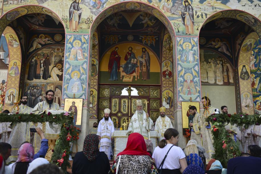 Trei ierarhi prezenți la sărbătoarea Sfântului Ioan Iacob de la Neamț/ Foto: Lucian Ducan
