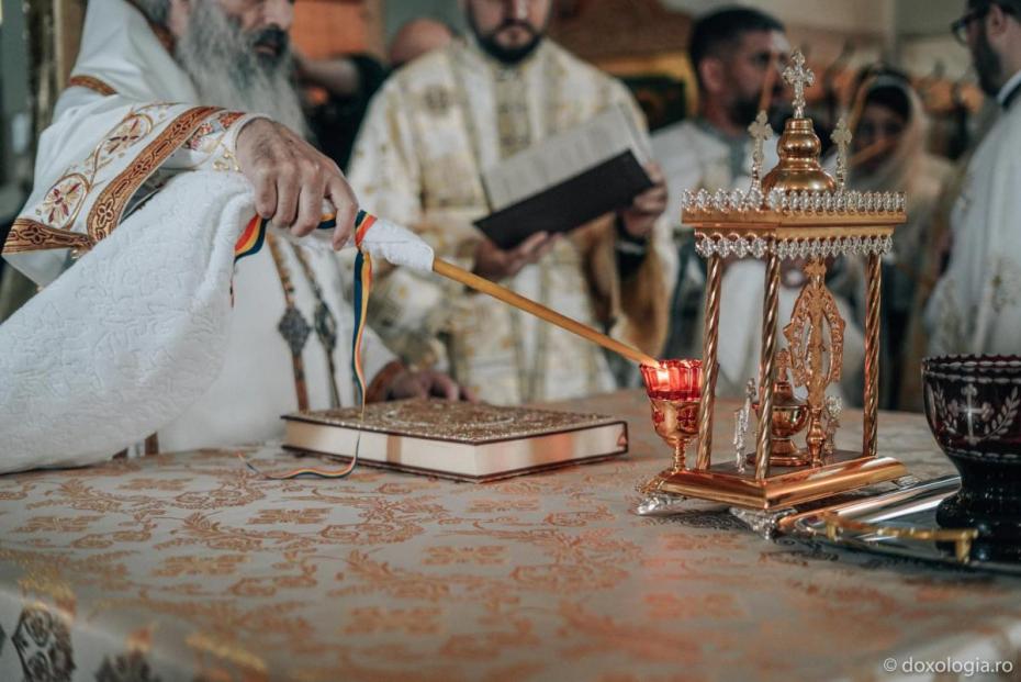 Slujba de sfințire a bisericii din Vama / Foto: Ștefan Chircă