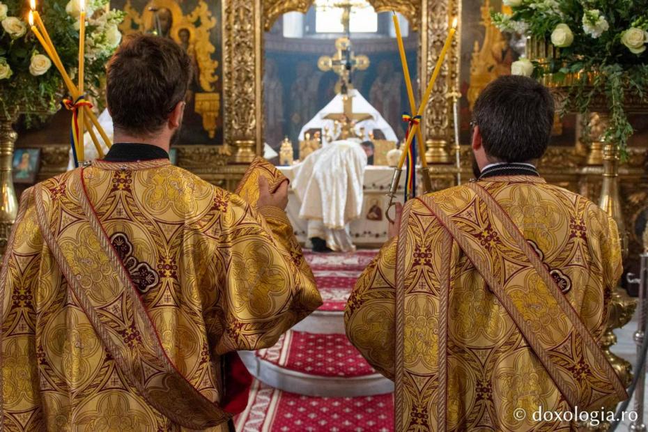 Diaconi rostind ectenii/Foto: Mihail Vrăjitoru