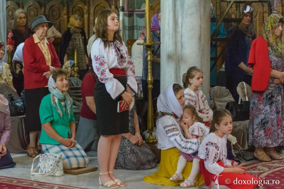 Credincioși participând la Sfânta Liturghie/Foto: Mihail Vrăjitoru