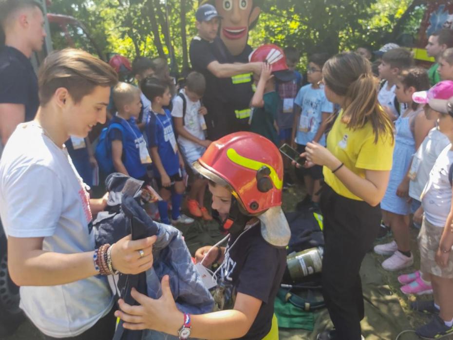 Copiii aflați în Tabăra din pridvorul satului, participând la activitățile ISU