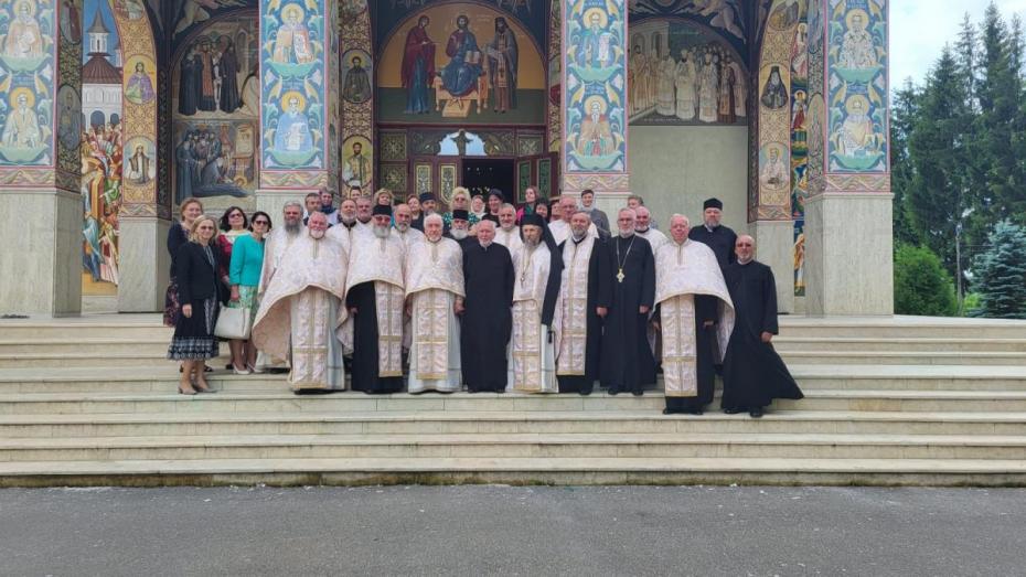 Fotografie de grup: revederea promoției 1983 la Seminarul Teologic de la Mănăstirea Neamț