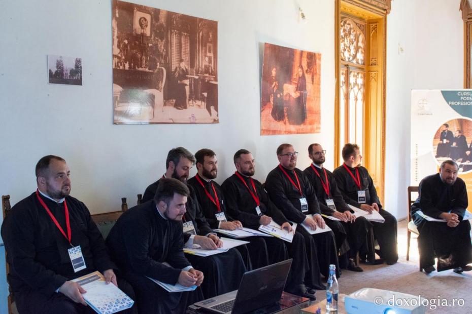 Preoți recent hirotoniți participând la un atelier de formare la Castelul de la Miclăușeni / Foto: Mihail Vrăjitoru