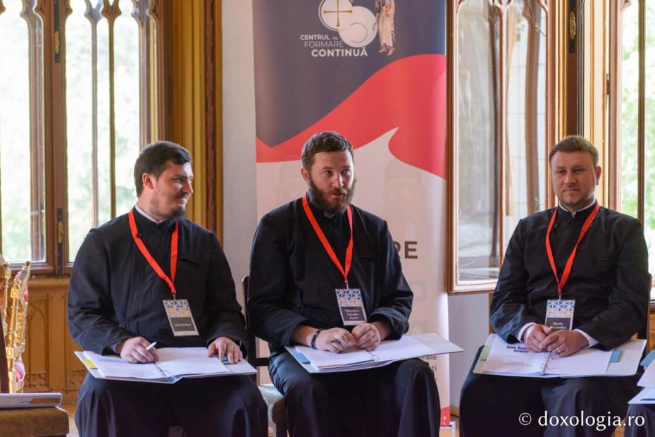 Preoți recent hirotoniți participând la un atelier de formare la Castelul de la Miclăușeni / Foto: Mihail Vrăjitoru