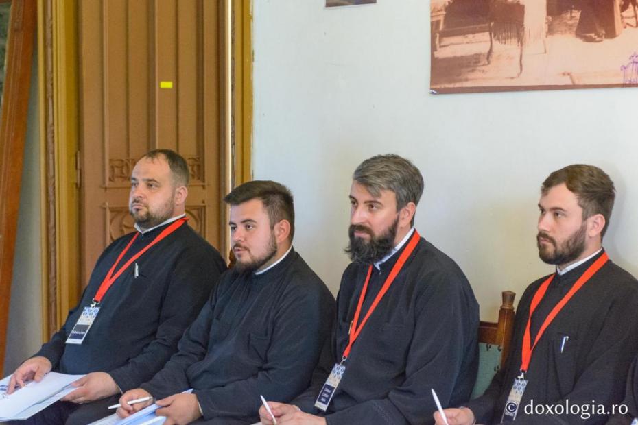 Preoți recent hirotoniți participând la un atelier de formare la Castelul de la Miclăușeni / Foto: Mihail Vrăjitoru