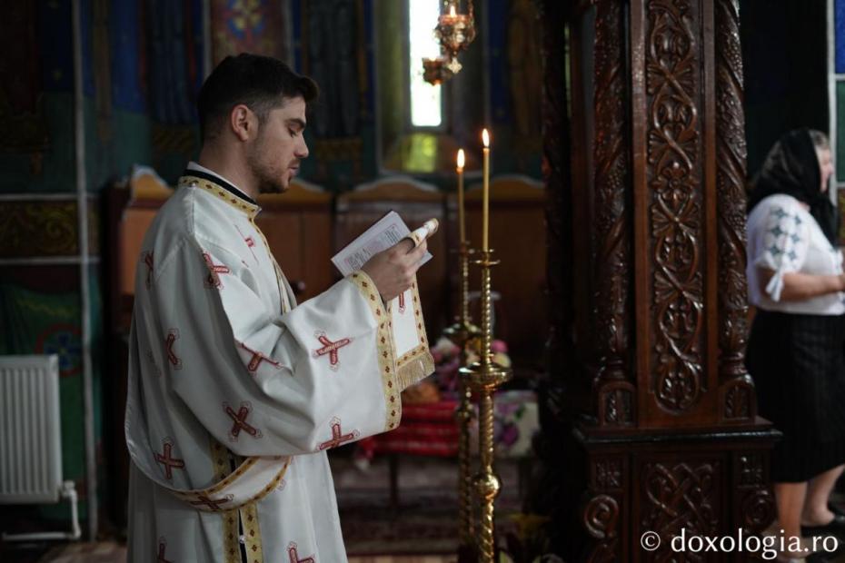 Diaconul Adrian Rădeanu, slujind la Sfânta Liturghie / Foto: Ștefan Chircă