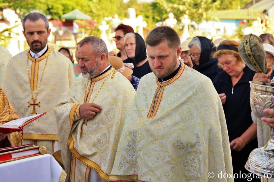 Pr. paroh Florin Cîtea, participând la slujba de sfințire a Bisericii din Bădiuți / Foto: Flavius Popa