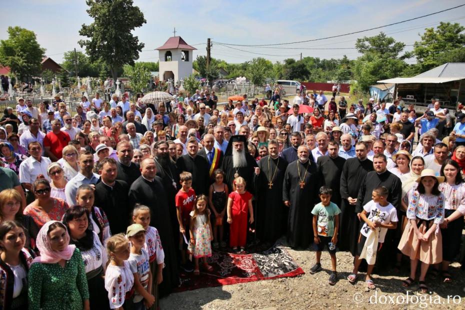 Poză de grup de la sfințirea Bisericii „Sfântul Ierarh Nicolae” Bădiuți - Ștefănești / Foto: Flavius Popa