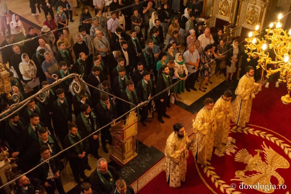 Studenții teologi participând la Sfânta Liturghie / Foto: Mihail Vrăjitoru