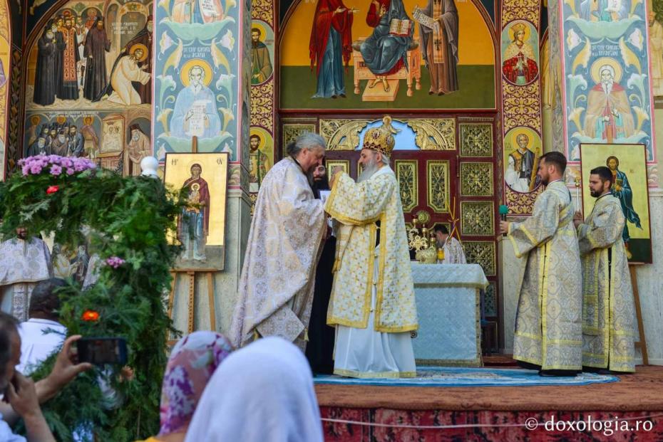 Pr. prof. Vasile Păvăleanu a primit Crucea Sfântului Ierarh Dosoftei / Foto: Lucian Ducan