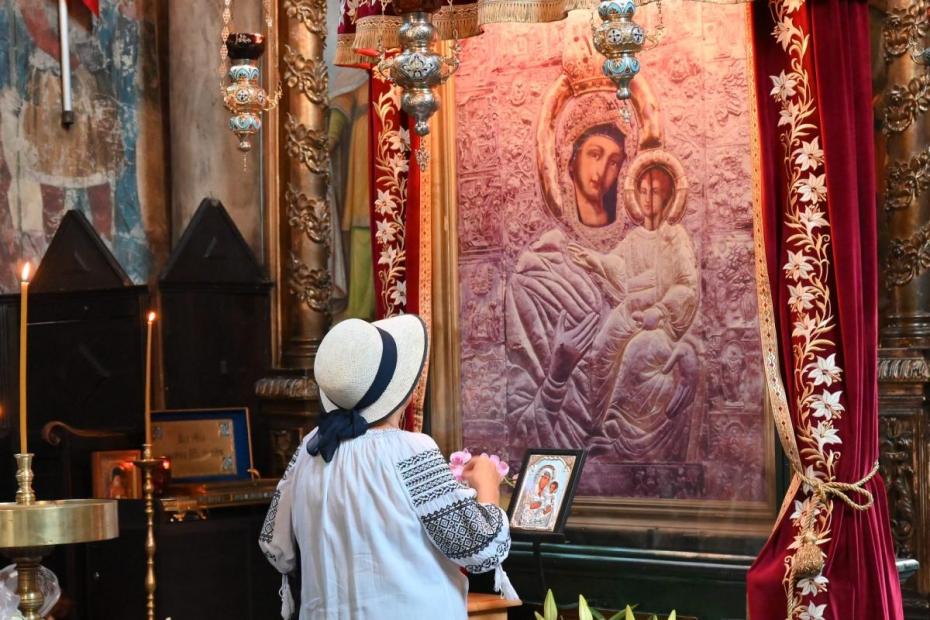 Credincios la Sfânta Liturghie, rugându-se Maicii Domnului / Foto: Flavius Popa