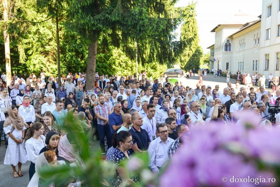 Credincioși, participând la Sfânta Liturghie / Foto: Lucian Ducan