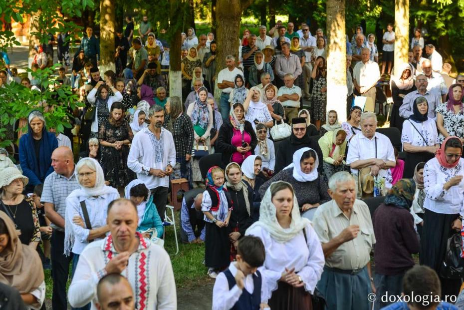 Credincioși, participând la Sfânta Liturghie / Foto: Lucian Ducan